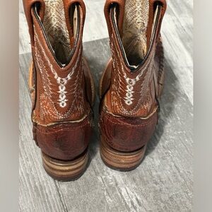 Kids western boots.   Mexico size: 16
US Size: 9